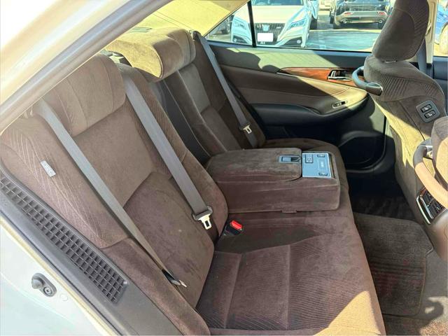 クラウンハイブリッド ロイヤルサルーン　ワンオーナー／禁煙車／１２ヶ月保証／ナビ／Ｂｌｕｅｔｏｏｔｈ／スマートキー／フルセグＴＶ／クルーズコントロール／パワーシート／シートヒーター／ステアリングヒーター（15枚目）