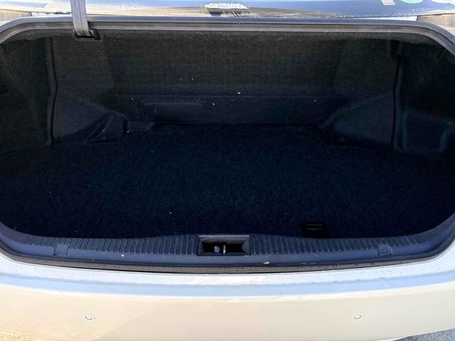 クラウンハイブリッド ロイヤルサルーン　ワンオーナー／禁煙車／１２ヶ月保証／ナビ／Ｂｌｕｅｔｏｏｔｈ／スマートキー／フルセグＴＶ／クルーズコントロール／パワーシート／シートヒーター／ステアリングヒーター（16枚目）