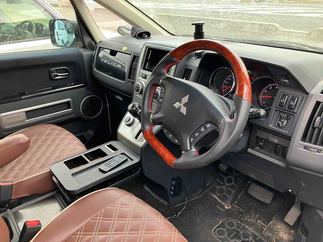デリカＤ：５ Ｇ　ナビパッケージ　４ＷＤ　オートクルーズコントロール　両側電動スライドドア　オートライト　ＨＩＤ　スマートキー　後席モニター　３列シート　ＣＶＴ　アルミホイール　盗難防止システム　衝突安全ボディ　ＡＢＳ　ＥＳＣ（12枚目）