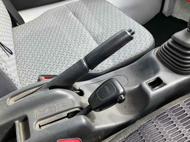 ミニキャブトラック みのり 4WD デフロック 軽トラック 5速マニュアル(MT車) エアコン パワーステアリング 運転席エアバッグ 助手席エアバッグ(16枚目)