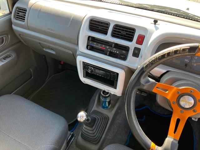 ジムニー Ｊ２　インタークーラーターボ　ＥＴＣ　キーレスエントリー　５速マニュアル（ＭＴ）　ＣＤ　リフトアップ　アルミホイール　衝突安全ボディ　エアバッグ（7枚目）