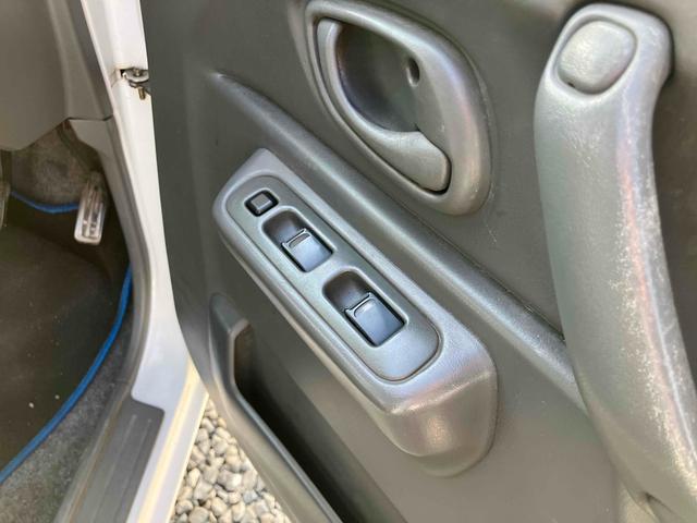 ジムニー Ｊ２　インタークーラーターボ　ＥＴＣ　キーレスエントリー　５速マニュアル（ＭＴ）　ＣＤ　リフトアップ　アルミホイール　衝突安全ボディ　エアバッグ（9枚目）