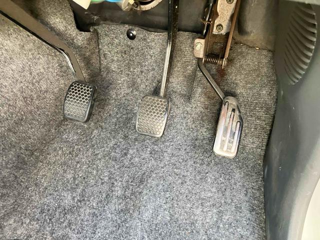 ジムニー Ｊ２　インタークーラーターボ　ＥＴＣ　キーレスエントリー　５速マニュアル（ＭＴ）　ＣＤ　リフトアップ　アルミホイール　衝突安全ボディ　エアバッグ（21枚目）