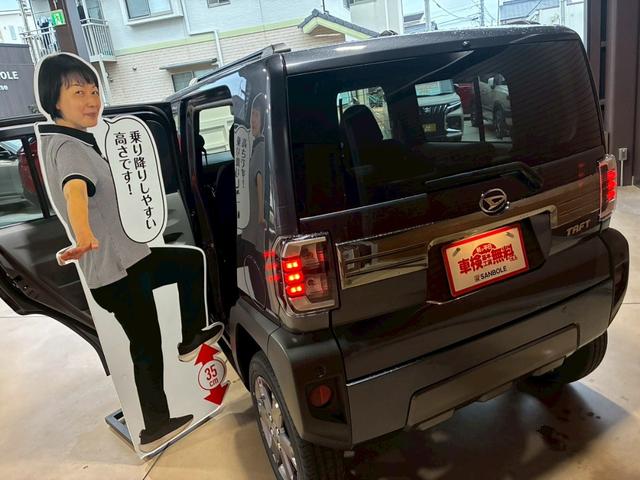 タフト Ｇ　ダーククロムベンチャー　フードガーニッシュ・バックドアガーニッシュ　ダークブラックメッキ／カラードドアミラー／アンダーガーニッシュ（フロント／リヤ）ガンメタリック／インテリアアクセントダークシルバー加飾／バックカメラ（12枚目）