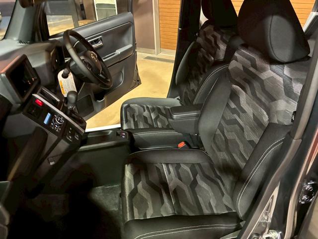 タフト Ｇ　ダーククロムベンチャー　フードガーニッシュ・バックドアガーニッシュ　ダークブラックメッキ／カラードドアミラー／アンダーガーニッシュ（フロント／リヤ）ガンメタリック／インテリアアクセントダークシルバー加飾／バックカメラ（17枚目）