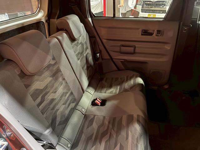 タフト Ｇ　ダーククロムベンチャー　フードガーニッシュ・バックドアガーニッシュ　ダークブラックメッキ／カラードドアミラー／アンダーガーニッシュ（フロント／リヤ）ガンメタリック／インテリアアクセントダークシルバー加飾／バックカメラ（20枚目）