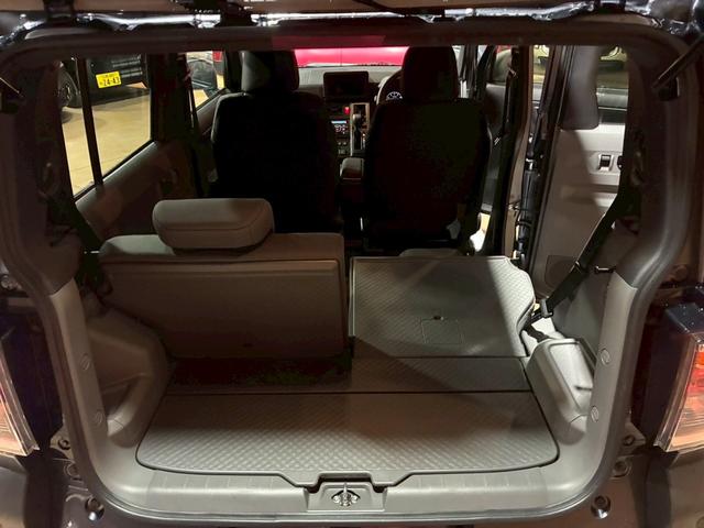 タフト Ｇ　ダーククロムベンチャー　フードガーニッシュ・バックドアガーニッシュ　ダークブラックメッキ／カラードドアミラー／アンダーガーニッシュ（フロント／リヤ）ガンメタリック／インテリアアクセントダークシルバー加飾／バックカメラ（28枚目）