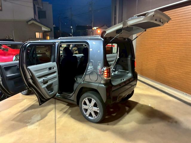 タフト Ｇ　ダーククロムベンチャー　フードガーニッシュ・バックドアガーニッシュ　ダークブラックメッキ／カラードドアミラー／アンダーガーニッシュ（フロント／リヤ）ガンメタリック／インテリアアクセントダークシルバー加飾／バックカメラ（52枚目）