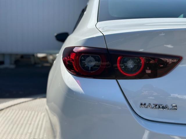 ＭＡＺＤＡ３セダン ２．０　２０Ｓ　ブラックトーンエディション　１オーナー　禁煙車　全方位モニタ　ドラレコ　ＬＥＤヘッドランプ　アダプティブクルーズコントロール　オートマチックハイビーム　バックカメラ　全周囲カメラ　衝突被害軽減システム　ＤＶＤ（22枚目）