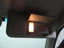 運転席サンバイザーは、便利なバニティミラー付き。照明もついてます。