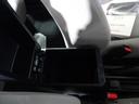 運転席のセンターアームレスト下の収納ボックス。