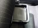 靴などを入れておくのに便利な助手席シート下の収納トレイ。