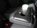 リヤセンターアームレストは便利なカップホルダー付きです。