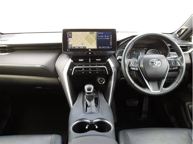 スタイリッシュなデザインのインパネ。各操作スイッチは使いやすい位置に配置されてます。