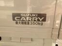 ＫＣエアコン・パワステ　６型　５速マニュアル　運転席・助手席ＳＲＳエアバック　横滑り防止装置　ＡＭ・ＦＭラジオ（スピーカー内蔵）マニュアルエアコン　オートライト　衝突安全ボディ　ハロゲンヘッドランプ（マニュアルレベリング）(41枚目)