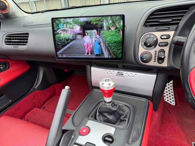 Ｓ２０００ ベースグレード　アミューズＧＴ１ボディキット　アミューズマフラー　アミューズドライカーボンウィング　ボルクＲＥ３０　１８インチ　ＴＥＩＮ車高調　パナソニック１０インチナビ　バックカメラ　本革シート　オープンカー（19枚目）