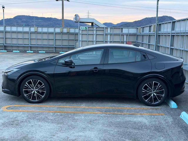 プリウス Ｚ　ＥーＦｏｕｒ　４ＷＤ　パノラマルーフ　パノラミックビュー　アクティブクルーズコントロール　パークアシスト　衝突被害軽減システム　全周囲カメラ　ナビ　　ＬＥＤヘッドランプ　シートヒーター＆クール（4枚目）