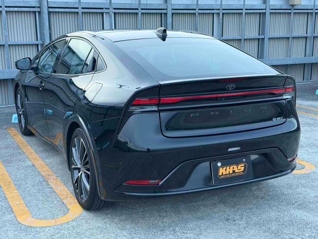 プリウス Ｚ　ＥーＦｏｕｒ　４ＷＤ　パノラマルーフ　パノラミックビュー　アクティブクルーズコントロール　パークアシスト　衝突被害軽減システム　全周囲カメラ　ナビ　　ＬＥＤヘッドランプ　シートヒーター＆クール（8枚目）