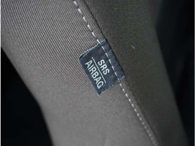 �y�T�C�h�G�A�o�b�O�z���ʂ���̏Փˎ��A�T�C�h�E�G�A�o�b�O����u�œW�J���A�������\����ی삵�܂��B�T�C�h�E�G�A�o�b�O�̓t�����g�V�[�g�̊O�����ʂɎ�t�����Ă���܂��B