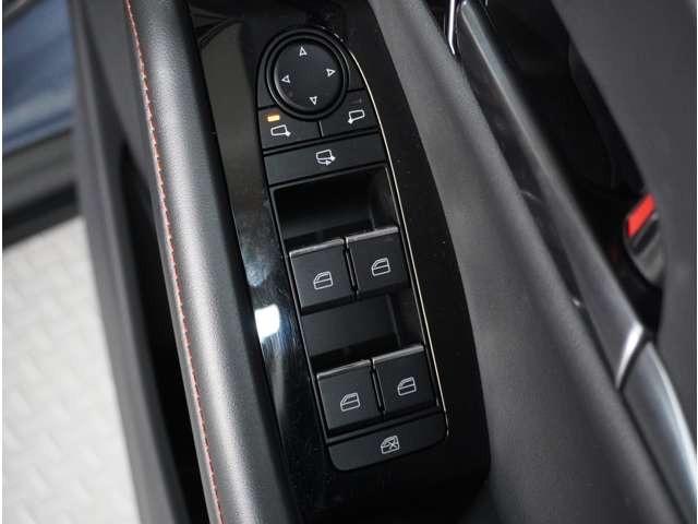 �y�p���[�E�C���h�E�z���R�p���[�E�C���h�E���t���Ă���܂��B���̊J�̓{�^����Ŋy�X�A�K�{�����ł��ˁB