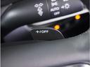 【パドルシフト】ハンドルから手を離さずに素早くシフトアップ＆ダウンができるので、エンジンブレーキを使う下り坂や高速道路の合流で加速したい場面で役立ちます。