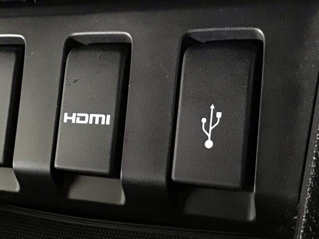 �g�c�l�h�|�[�g�A�t�r�a�|�[�g����������Ă���܂��B�g�c�l�h�|�[�g�𑼂̋@��ƌq���邱�Ƃɂ���āA���j�^�[�։f���𗬂����Ƃ��ł��܂��B