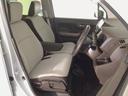 【前席】充分な広さを確保した、快適な前席！インテリアカラーも落ち着いたお色です♪センターアームレストも付いて、リラックスした姿勢で運転していただけます♪