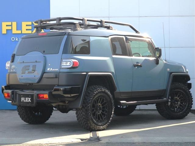 ＦＪクルーザー ベースグレード　希少スモーキーブルー／トレイル仕様／ツートンカラーカスタム／チッピング塗装／２インチリフトアップ／艶有ブラック塗装／ＸＥＬＦ０２アルミ１７インチ／カロッツェリアＳＤナビ／ＥＴＣ／バックカメラ（2枚目）