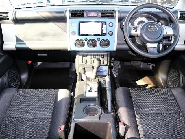 ＦＪクルーザー ベースグレード　希少スモーキーブルー／トレイル仕様／ツートンカラーカスタム／チッピング塗装／２インチリフトアップ／艶有ブラック塗装／ＸＥＬＦ０２アルミ１７インチ／カロッツェリアＳＤナビ／ＥＴＣ／バックカメラ（4枚目）