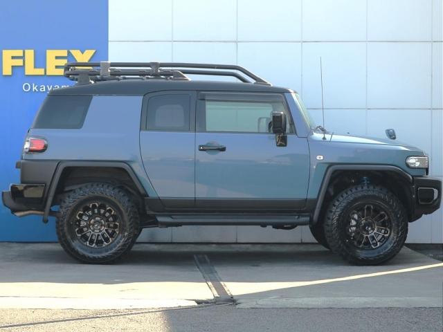 ＦＪクルーザー ベースグレード　希少スモーキーブルー／トレイル仕様／ツートンカラーカスタム／チッピング塗装／２インチリフトアップ／艶有ブラック塗装／ＸＥＬＦ０２アルミ１７インチ／カロッツェリアＳＤナビ／ＥＴＣ／バックカメラ（5枚目）