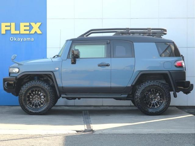 ＦＪクルーザー ベースグレード　希少スモーキーブルー／トレイル仕様／ツートンカラーカスタム／チッピング塗装／２インチリフトアップ／艶有ブラック塗装／ＸＥＬＦ０２アルミ１７インチ／カロッツェリアＳＤナビ／ＥＴＣ／バックカメラ（7枚目）