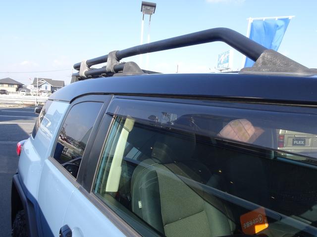 ＦＪクルーザー ベースグレード　希少スモーキーブルー／トレイル仕様／ツートンカラーカスタム／チッピング塗装／２インチリフトアップ／艶有ブラック塗装／ＸＥＬＦ０２アルミ１７インチ／カロッツェリアＳＤナビ／ＥＴＣ／バックカメラ（27枚目）