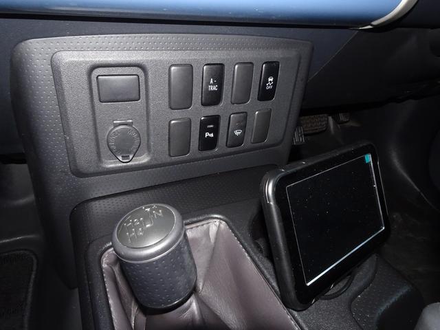 ＦＪクルーザー ベースグレード　希少スモーキーブルー／トレイル仕様／ツートンカラーカスタム／チッピング塗装／２インチリフトアップ／艶有ブラック塗装／ＸＥＬＦ０２アルミ１７インチ／カロッツェリアＳＤナビ／ＥＴＣ／バックカメラ（55枚目）