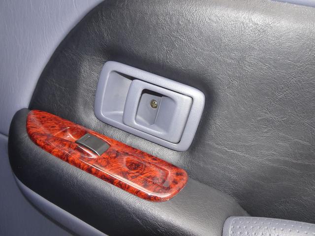 ランドクルーザープラド ＴＸリミテッド　Ｒｅｎｏｃａ　Ａｍｅｒｉｃａｎ　Ｃｌａｓｓｉｃ／丸目換装／ナロー換装／ペイント　グラナイトクリスタルＭ／内外装フルカスタム／ＤＥＡＮカリフォルニア１６インチ　ブラックＡＷ／ジオランダーＸ－ＡＴタイヤ（40枚目）