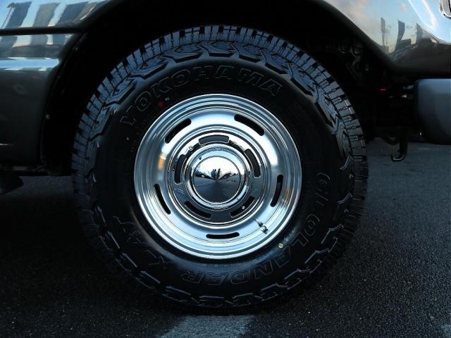 ランドクルーザー１００ ＶＸ　ＲＥＮＯＣＡ１０６／ペイント／ガンメタリック／ＬＣ６０／丸目フェイスチェンジ／新品タイヤ＆ホイール／ＦＬＥＸドロワーキット／ガソリン５人乗り／グレードＶＸ／クラシックシートカバー／ブラウン／ＥＴＣ（3枚目）