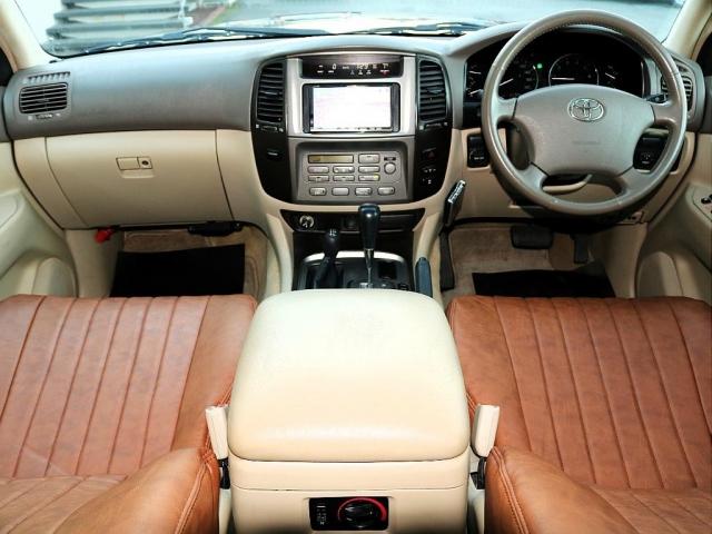 ランドクルーザー１００ ＶＸ　ＲＥＮＯＣＡ１０６／ペイント／ガンメタリック／ＬＣ６０／丸目フェイスチェンジ／新品タイヤ＆ホイール／ＦＬＥＸドロワーキット／ガソリン５人乗り／グレードＶＸ／クラシックシートカバー／ブラウン／ＥＴＣ（4枚目）