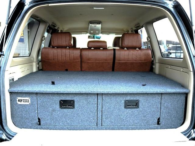 ランドクルーザー１００ ＶＸ　ＲＥＮＯＣＡ１０６／ペイント／ガンメタリック／ＬＣ６０／丸目フェイスチェンジ／新品タイヤ＆ホイール／ＦＬＥＸドロワーキット／ガソリン５人乗り／グレードＶＸ／クラシックシートカバー／ブラウン／ＥＴＣ（10枚目）