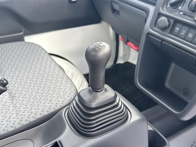 キャリイトラック 農繁スペシャル　４ＷＤ　５ＭＴ　キーレスエントリー　パワーウィンドウ　オートライト　デフロック　スズキセーフティサポート　エアコン　パワステ　作業灯　リヤゲートチェーン（22枚目）