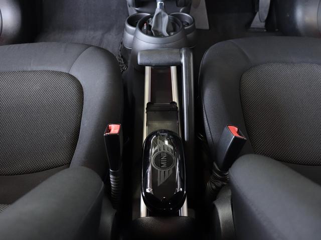 ワン クロスオーバー ・禁煙車・外ポータブルナビ・純CDオーディオ・ETC・ドライブレコーダー・革巻きステア・純16AW・LED・プッシュスタート&スマートキー・横滑り防止(24枚目)