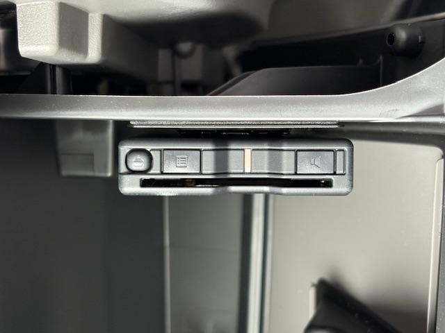 エブリイ ＰＡリミテッド　試乗車　ＥＴＣ車載器　エアバック　ＡＢＳ　ブレーキ軽減装置　コーナーセンサー　アイドリングストップ　オートライト　リヤワイパー　ラジオチューナー　ワイヤレスキー　マニュアルエアコン（10枚目）