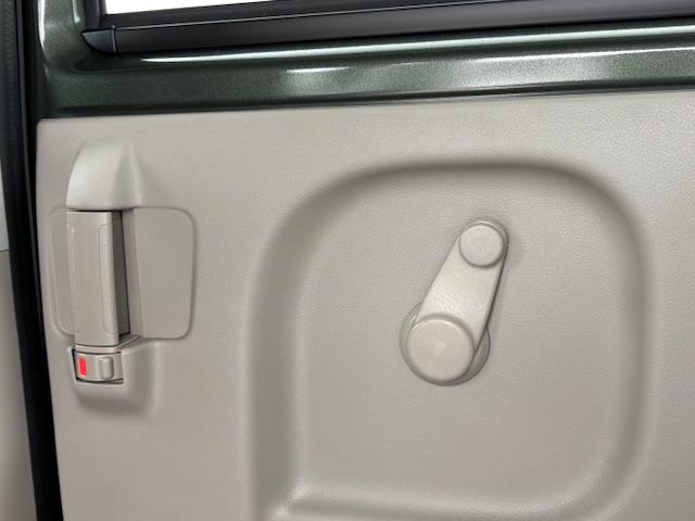 エブリイ ＰＡリミテッド　試乗車　ＥＴＣ車載器　エアバック　ＡＢＳ　ブレーキ軽減装置　コーナーセンサー　アイドリングストップ　オートライト　リヤワイパー　ラジオチューナー　ワイヤレスキー　マニュアルエアコン（22枚目）