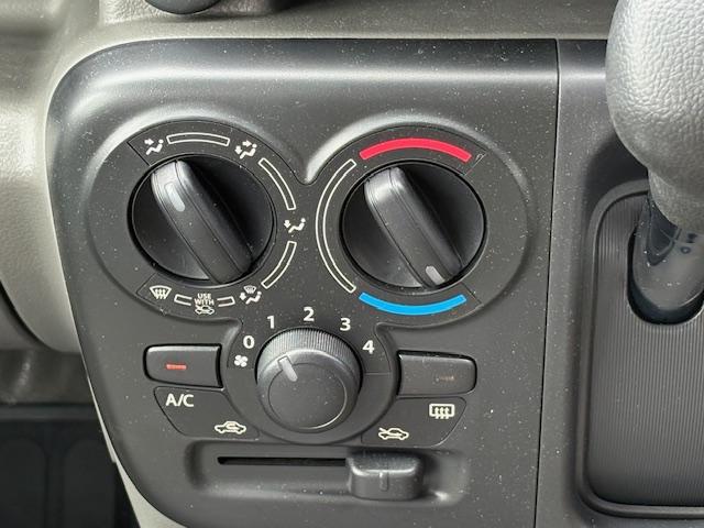 エブリイ ＰＡリミテッド　試乗車　ＥＴＣ車載器　エアバック　ＡＢＳ　ブレーキ軽減装置　コーナーセンサー　アイドリングストップ　オートライト　リヤワイパー　ラジオチューナー　ワイヤレスキー　マニュアルエアコン（34枚目）