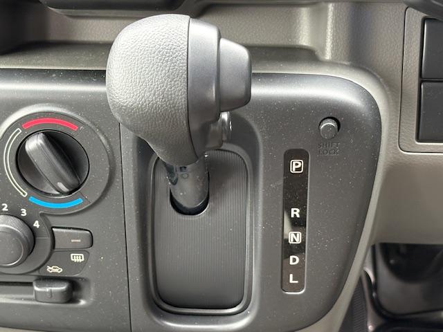 エブリイ ＰＡリミテッド　試乗車　ＥＴＣ車載器　エアバック　ＡＢＳ　ブレーキ軽減装置　コーナーセンサー　アイドリングストップ　オートライト　リヤワイパー　ラジオチューナー　ワイヤレスキー　マニュアルエアコン（39枚目）