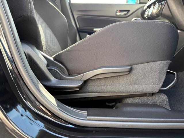 スイフト RSt LEDへットライト オートエアコン 社外マフラー 社外アルミホイール スマートキー シートヒーター オートライト クルーズコントロール ABS エアバック(21枚目)