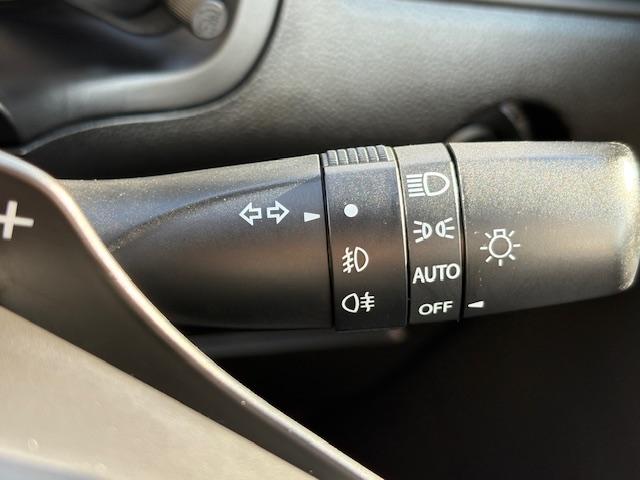 スイフト RSt LEDへットライト オートエアコン 社外マフラー 社外アルミホイール スマートキー シートヒーター オートライト クルーズコントロール ABS エアバック(28枚目)