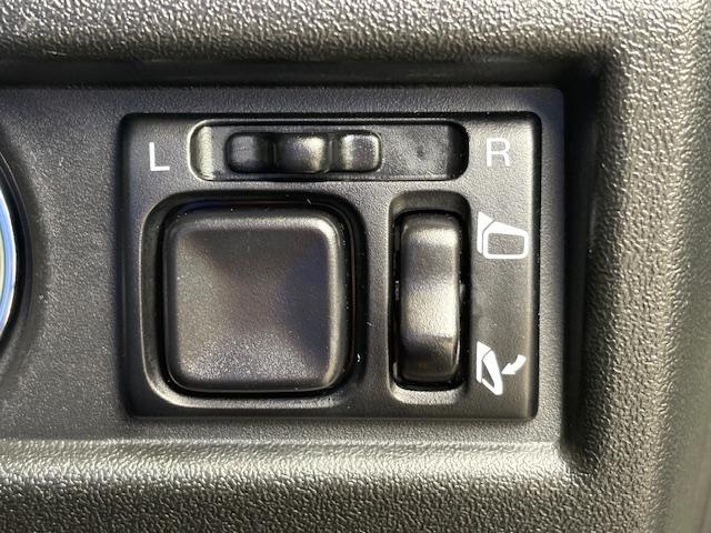 電動格納付きドアミラーも付いてます。