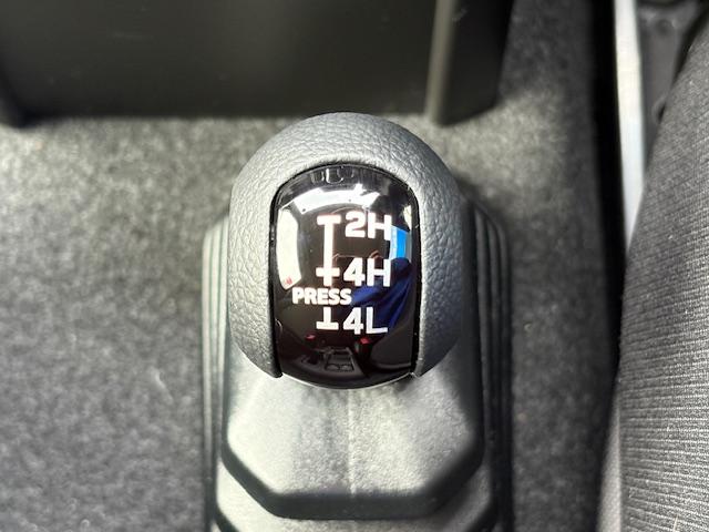 レバー１つで簡単に２ＷＤ〜４ＷＤに切り替え出来ます。