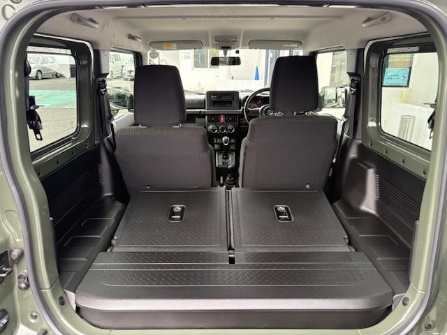 リヤシートを格納すれば広くトランクスペースが出来ます。