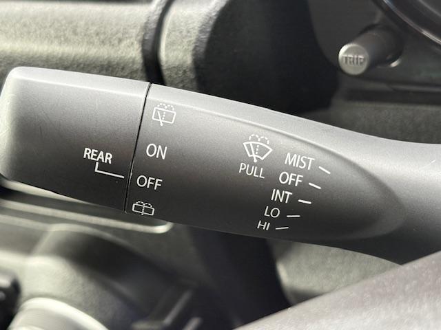 雨はそれだけでも視界が悪くなります。車庫入れやバックの時にみえずらいと運転も大変です。何気ない装備のリアワイパーですが安全面から見ると非常に重要な装備の一つです！！！