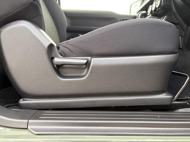 レバー１つで自分好みのシートポジションに調整可能です。